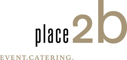 Logo mit der Aufschrift „place 2b“ in schwarzer und hellbrauner Schrift. Darunter steht in kleinerer hellbrauner Schrift „EVENT. CATERING.“ auf weißem Hintergrund.